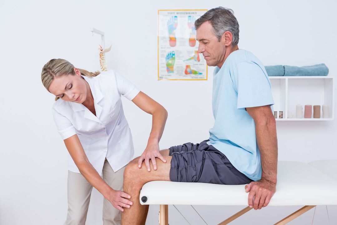 medic care examinează un pacient cu artroză a genunchiului