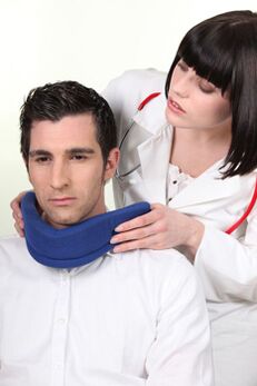 Doctorul pune pacientului gulerul lui Shantsz